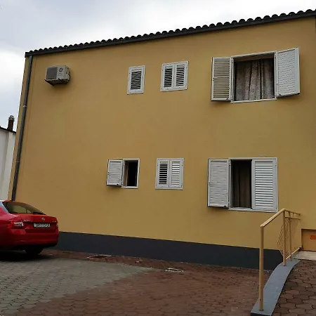 Maja Apartment *